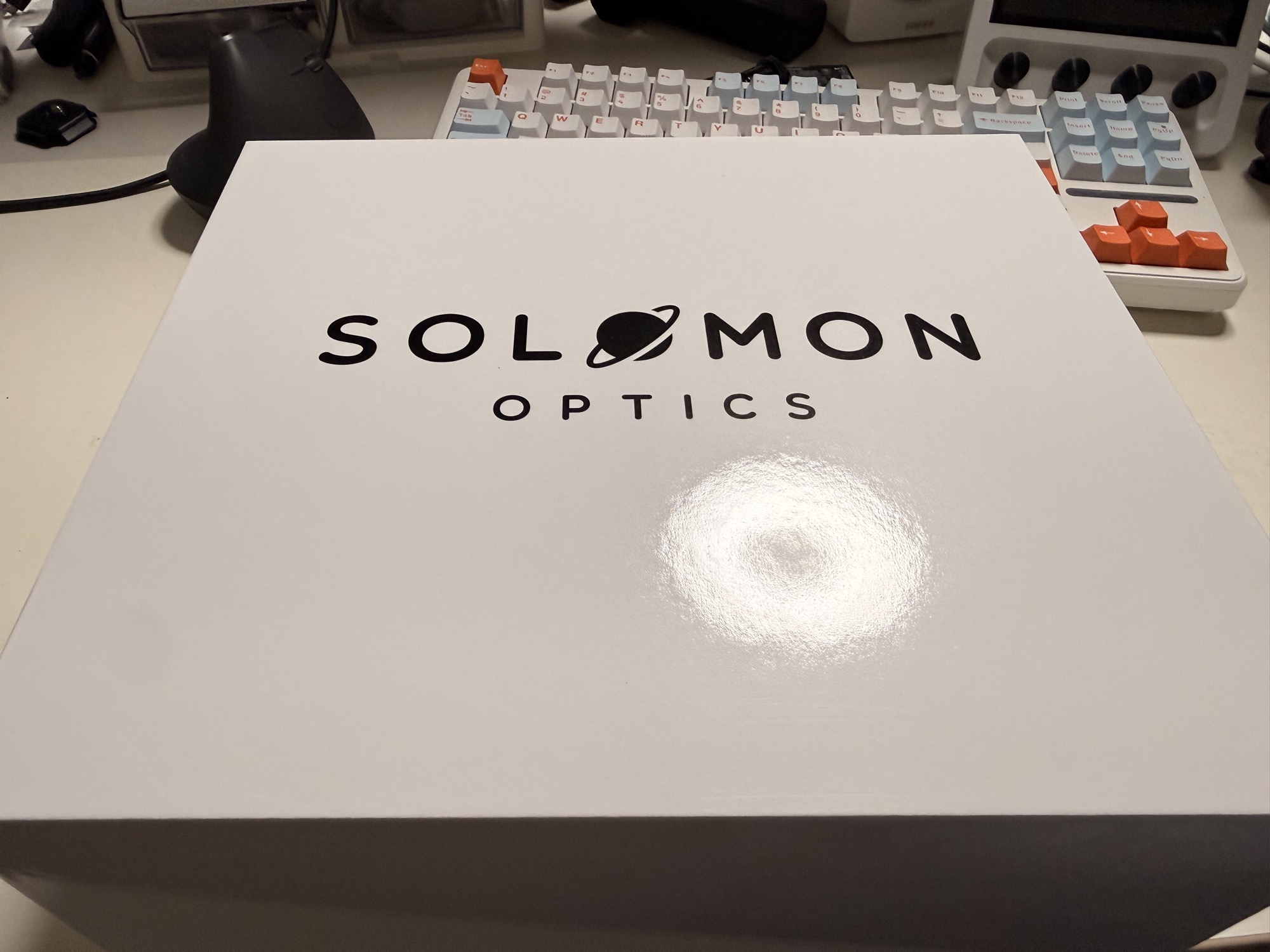 박스부터 깔끔하다. 흰 바탕에 SOLOMON OPTICS 로고 하나.